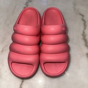 UGG Women's Aww Yeah Strawberry Cream Platform Size 6